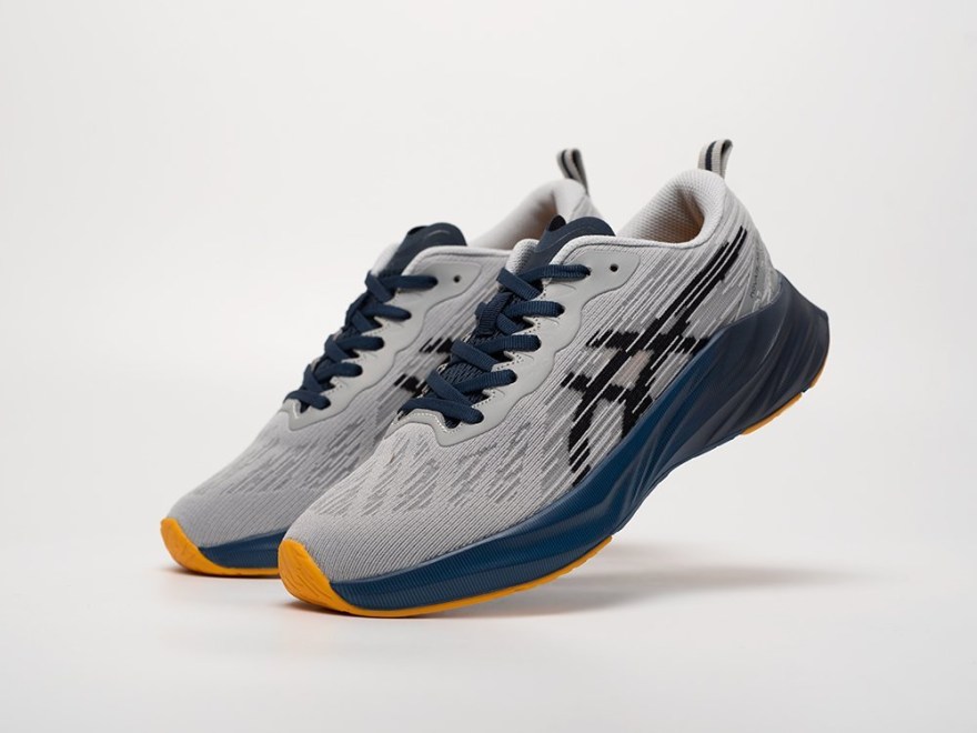 krossovki-asics-novablast-3-1